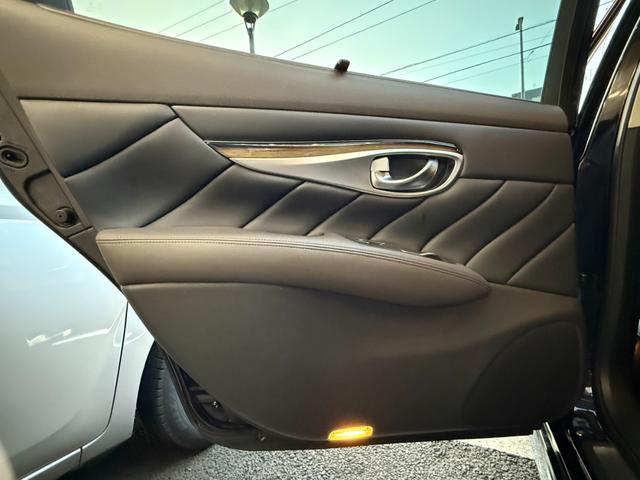 シーマ ハイブリッド　ＶＩＰ　Ｇ　ガラスサンルーフ／ヘッドレスト収納型後席モニター／本革シート／パワーシート／シートヒーター＆シートエアコン／オットマン／レーダークルーズ／衝突軽減ブレーキ／レーンキープ／純正ＨＤＤ８インチナビ／ＥＴＣ（63枚目）