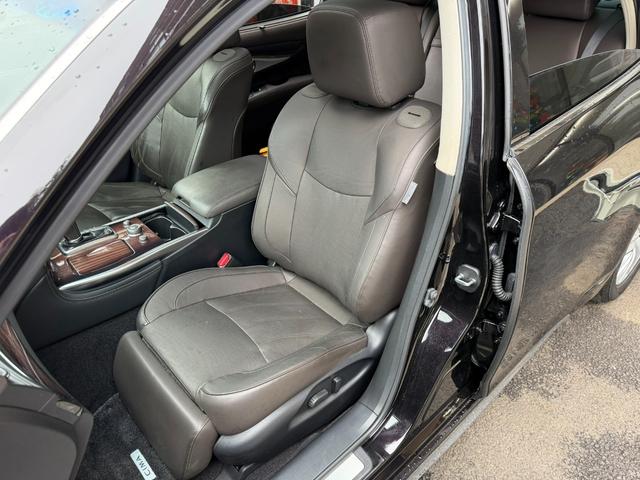 シーマ ハイブリッド　ＶＩＰ　Ｇ　ガラスサンルーフ／ヘッドレスト収納型後席モニター／本革シート／パワーシート／シートヒーター＆シートエアコン／オットマン／レーダークルーズ／衝突軽減ブレーキ／レーンキープ／純正ＨＤＤ８インチナビ／ＥＴＣ（70枚目）