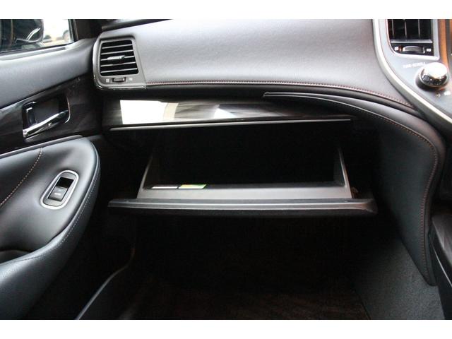 クラウンハイブリッド アスリートＳ　サンルーフ／純正ナビ／フルセグ／プリクラッシュセーフティ／レーダークルーズコントロール／バックカメラ／バックソナー／シートヒーター／電動サンシェード／純正１８インチＡＷ／ＨＩＤヘッドライト／ＥＴＣ／（69枚目）