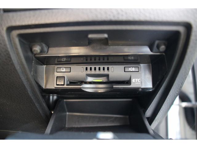 カムリ ＷＳレザーパッケージ　禁煙／セーフティセンス／２トーンカラー（ブラックルーフ＆プラチナホワイトパールマイカ）／ＪＢＬプレミアムサウンド／ブラインドスポットモニター／ＴＲＤフルエアロ／純正９インチＳＤナビ／革シート／ＥＴＣ（23枚目）