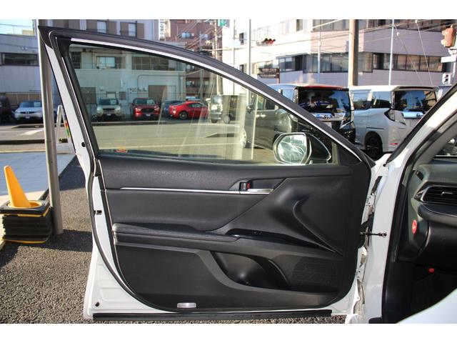 カムリ ＷＳレザーパッケージ　禁煙／セーフティセンス／２トーンカラー（ブラックルーフ＆プラチナホワイトパールマイカ）／ＪＢＬプレミアムサウンド／ブラインドスポットモニター／ＴＲＤフルエアロ／純正９インチＳＤナビ／革シート／ＥＴＣ（51枚目）