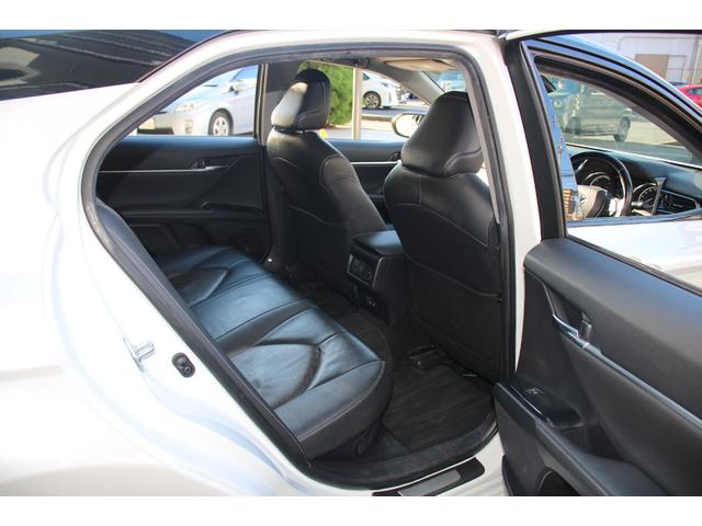 カムリ ＷＳレザーパッケージ　禁煙／セーフティセンス／２トーンカラー（ブラックルーフ＆プラチナホワイトパールマイカ）／ＪＢＬプレミアムサウンド／ブラインドスポットモニター／ＴＲＤフルエアロ／純正９インチＳＤナビ／革シート／ＥＴＣ（53枚目）