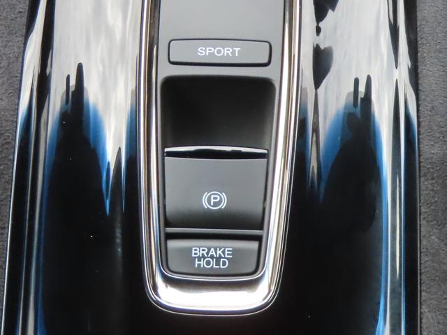 ヴェゼル ハイブリッドＲＳ・ホンダセンシング　認定中古車　電子制御パーキングブレーキ　シートヒーター　クルーズコントロール　バックカメラ　純正ナビ　ドライブレコーダー　ＥＴＣ　イモビライザー　フルセグ　ＣＤ／ＤＶＤ　ＵＳＢ　Ｂｌｕｅｔｏｏｔｈ対応（7枚目）
