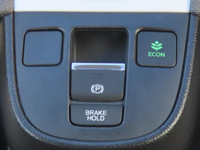 フィット ｅ：ＨＥＶクロスター　認定中古車　電子制御パーキングブレーキ　純正ナビ　クルーズコントロール　バックカメラ　前後ドライブレコーダー　ホンダセンシング　アイドリングストップ　フルセグ　ＣＤ／ＤＶＤ　ＵＳＢ　Ｂｌｕｅｔｏｏｔｈ（7枚目）