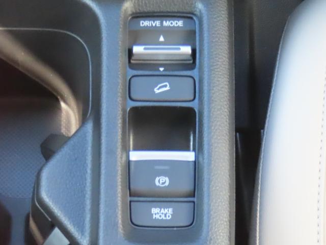 ヴェゼル ｅ：ＨＥＶＺ　認定中古車　電子制御パーキングブレーキ　ホンダコネクト対応ナビ　シートヒーター　クルーズコントロール　純正ナビ　バックカメラ　前後ドライブレコーダー　ＥＴＣ　ＡＢＳ　フルセグ　Ｂｌｕｅｔｏｏｔｈ対応（7枚目）