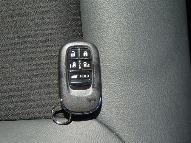 ステップワゴン ｅ：ＨＥＶスパーダ　認定中古車　電子制御パーキングブレーキ　両側パワースライドドア　ブラインドスポットモニター　純正ナビ　バックカメラ　ＥＴＣ　イモビライザー　フルセグ　ＣＤ／ＤＶＤ　ＭＳ　ＵＳＢ　Ｂｌｕｅｔｏｏｔｈ対応（65枚目）