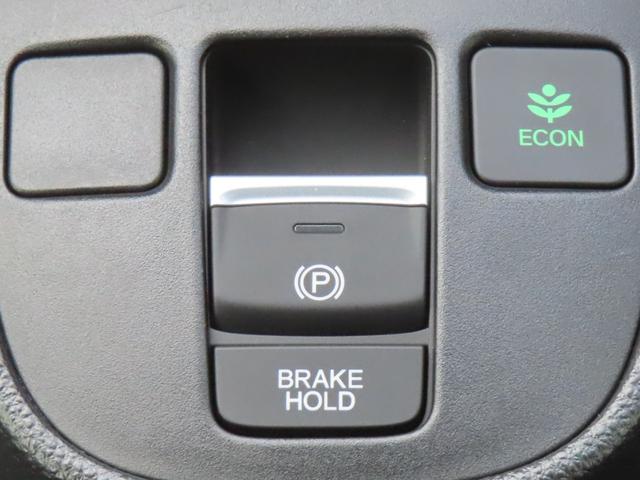 フィット ｅ：ＨＥＶホーム　認定中古車　電子制御パーキングブレーキ　ホンダコネクト対応ナビ　ブラインドスポットモニター　全周囲カメラ　ＥＴＣ　クルーズコントロール　イモビライザー　ＡＢＳ　フルセグ　ＵＳＢ　Ｂｌｕｅｔｏｏｔｈ対応（7枚目）