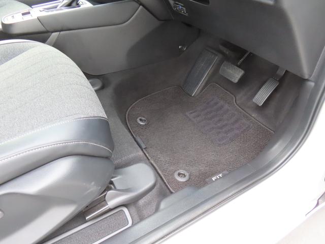 フィット ホーム　認定中古車　電子制御パーキングブレーキ　純正ナビ　バックカメラ　ＥＴＣ　ドライブレコーダー　クルーズコントロール　イモビライザー　障害物センサー　ＣＤ再生　ＵＳＢ　Ｂｌｕｅｔｏｏｔ　レンタカーアップ（14枚目）