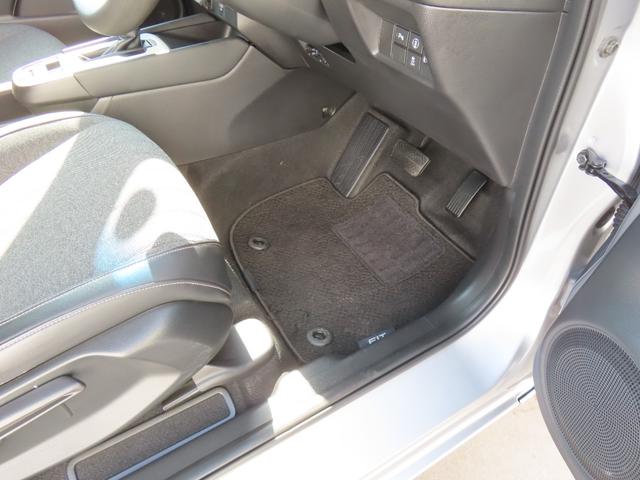 フィット ホーム　認定中古車　電子制御パーキングブレーキ　純正ナビ　バックカメラ　ＥＴＣ　ドライブレコーダー　クルーズコントロール　イモビライザー　ＣＤ再生　ＵＳＢ接続　Ｂｌｕｅｔｏｏｔｈ対応　レンタカーアップ（14枚目）