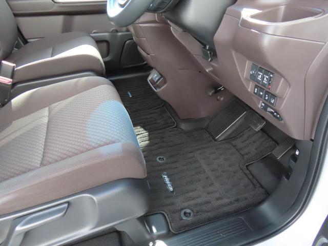 フリード Ｇ・ホンダセンシング　認定中古車　両側パワースライドドア　シートヒーター　純正ナビ　バックカメラ　ＥＴＣ　クルーズコントロール　イモビライザー　ＡＢＳ　ＶＳＡ　フルセグ　ＣＤ／ＤＶＤ再生　ＵＳＢ接続　Ｂｌｕｅｔｏｏｔｈ対応（16枚目）