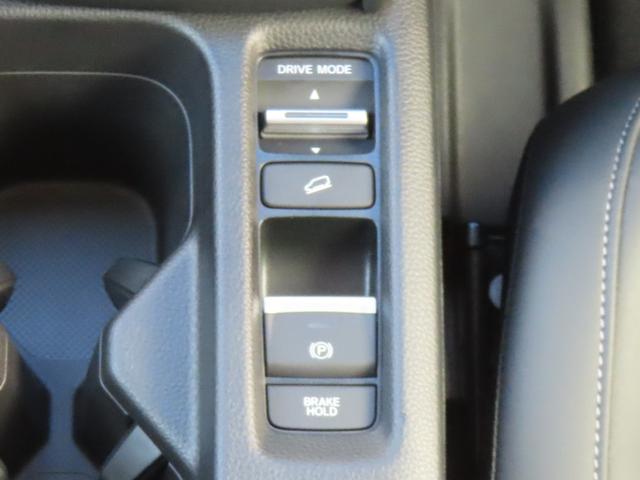 ヴェゼル ｅ：ＨＥＶＺ　認定中古車　ステアリングヒーター　電子制御パーキングブレーキ　シートヒーター　純正９インチナビ　バックカメラ　ＥＴＣ　クルーズコントロール　イモビライザー　純正アルミホイール　フルセグ　ＣＤ／ＤＶＤ（8枚目）