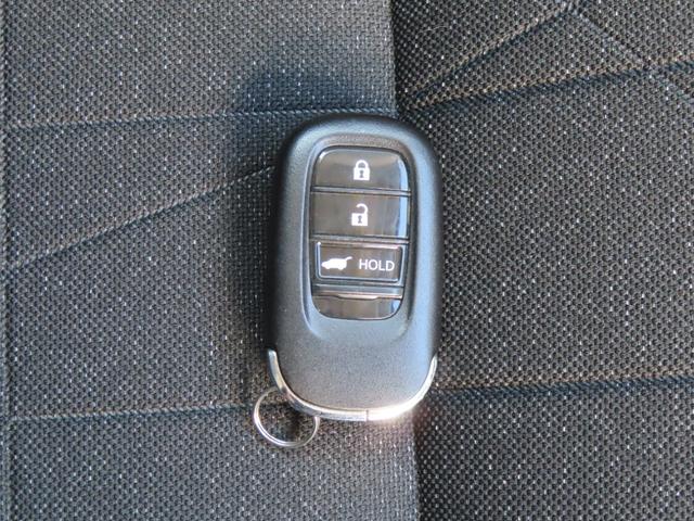 ヴェゼル ｅ：ＨＥＶＺ　認定中古車　ステアリングヒーター　電子制御パーキングブレーキ　シートヒーター　純正９インチナビ　バックカメラ　ＥＴＣ　クルーズコントロール　イモビライザー　純正アルミホイール　フルセグ　ＣＤ／ＤＶＤ（57枚目）