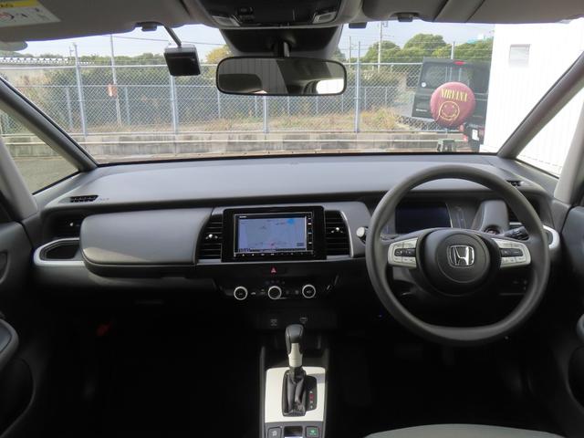 フィット ベーシック　認定中古車　電子制御パーキングブレーキ　純正ナビ　バックカメラ　ＥＴＣ　ドライブレコーダー　クルーズコントロール　ホンダセンシング　障害物センサー　ＣＤ　ＵＳＢ　Ｂｌｕｅｔｏｏｔｈ　レンタカーアップ（11枚目）