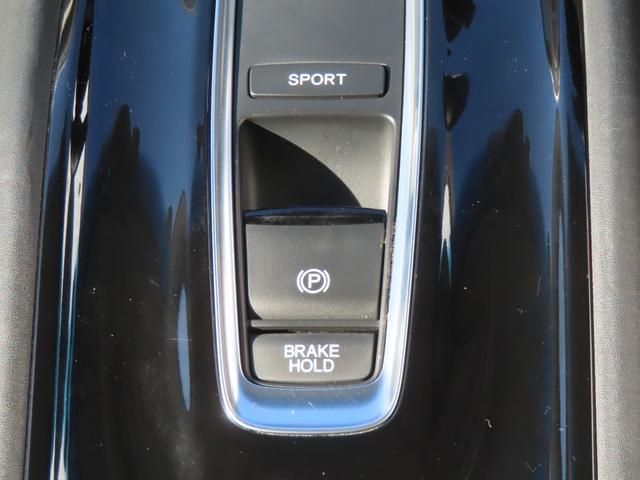 ヴェゼル ハイブリッドＺ・ホンダセンシング　認定中古車　ドライビングポジションシステム　電子制御パーキングブレーキ　シートヒーター　８インチ純正ナビ　バックカメラ　ＥＴＣ　ドライブレコーダー　クルーズコントロール　イモビライザー　電動シート（8枚目）