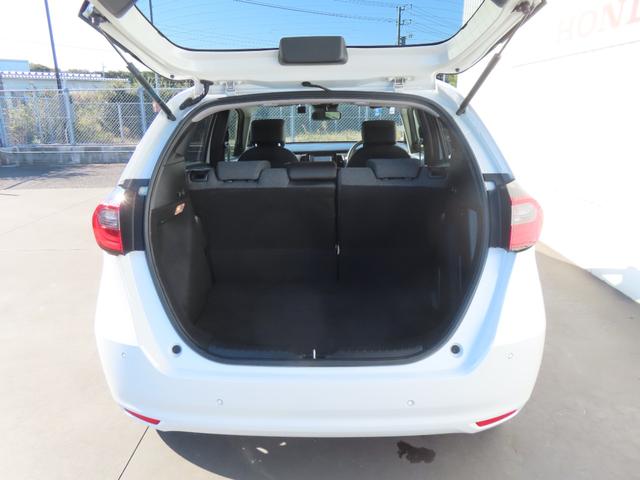 フィット ｅ：ＨＥＶホーム　認定中古車　電子制御パーキングブレーキ　純正ナビ　ＥＴＣ　バックカメラ　ドライブレコーダー　クルーズコントロール　障害物センサー　ＣＤ再生　ＵＳＢ接続　Ｂｌｕｅｔｏｏｔｈ対応　レンタカーアップ（21枚目）