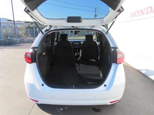 フィット ｅ：ＨＥＶホーム　認定中古車　電子制御パーキングブレーキ　純正ナビ　ＥＴＣ　バックカメラ　ドライブレコーダー　クルーズコントロール　障害物センサー　ＣＤ再生　ＵＳＢ接続　Ｂｌｕｅｔｏｏｔｈ対応　レンタカーアップ（22枚目）