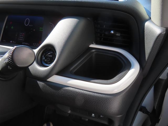 フィット ｅ：ＨＥＶホーム　認定中古車　電子制御パーキングブレーキ　純正ナビ　ＥＴＣ　バックカメラ　ドライブレコーダー　クルーズコントロール　障害物センサー　ＣＤ再生　ＵＳＢ接続　Ｂｌｕｅｔｏｏｔｈ対応　レンタカーアップ（44枚目）