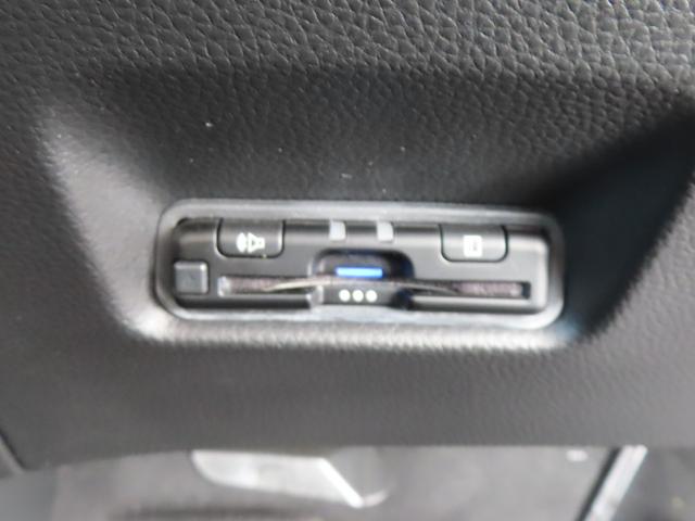 フィット ｅ：ＨＥＶホームブラックスタイル　認定中古車　電子制御パーキングブレーキ　９インチ純正ナビ　バックカメラ　ＥＴＣ　クルーズコントロール　イモビライザー　純正アルミホイール　ＡＢＳ　フルセグ　ＣＤ／ＤＶＤ　ＵＳＢ　Ｂｌｕｅｔｏｏｔｈ対応（11枚目）