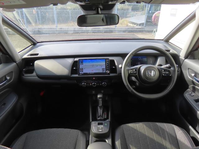 フィット ｅ：ＨＥＶホームブラックスタイル　認定中古車　電子制御パーキングブレーキ　９インチ純正ナビ　バックカメラ　ＥＴＣ　クルーズコントロール　イモビライザー　純正アルミホイール　ＡＢＳ　フルセグ　ＣＤ／ＤＶＤ　ＵＳＢ　Ｂｌｕｅｔｏｏｔｈ対応（12枚目）