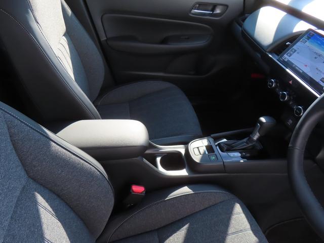 フィット ｅ：ＨＥＶホームブラックスタイル　認定中古車　電子制御パーキングブレーキ　９インチ純正ナビ　バックカメラ　ＥＴＣ　クルーズコントロール　イモビライザー　純正アルミホイール　ＡＢＳ　フルセグ　ＣＤ／ＤＶＤ　ＵＳＢ　Ｂｌｕｅｔｏｏｔｈ対応（17枚目）