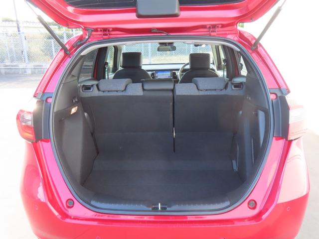 フィット ｅ：ＨＥＶホームブラックスタイル　認定中古車　電子制御パーキングブレーキ　９インチ純正ナビ　バックカメラ　ＥＴＣ　クルーズコントロール　イモビライザー　純正アルミホイール　ＡＢＳ　フルセグ　ＣＤ／ＤＶＤ　ＵＳＢ　Ｂｌｕｅｔｏｏｔｈ対応（24枚目）