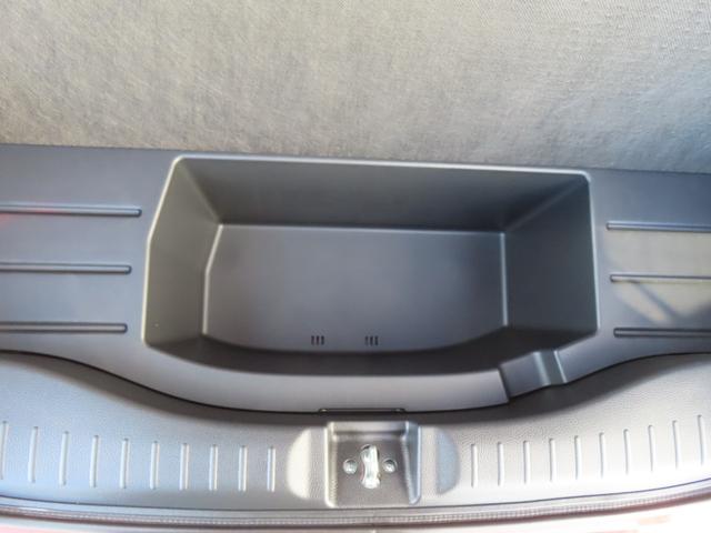 フィット ｅ：ＨＥＶホームブラックスタイル　認定中古車　電子制御パーキングブレーキ　９インチ純正ナビ　バックカメラ　ＥＴＣ　クルーズコントロール　イモビライザー　純正アルミホイール　ＡＢＳ　フルセグ　ＣＤ／ＤＶＤ　ＵＳＢ　Ｂｌｕｅｔｏｏｔｈ対応（26枚目）