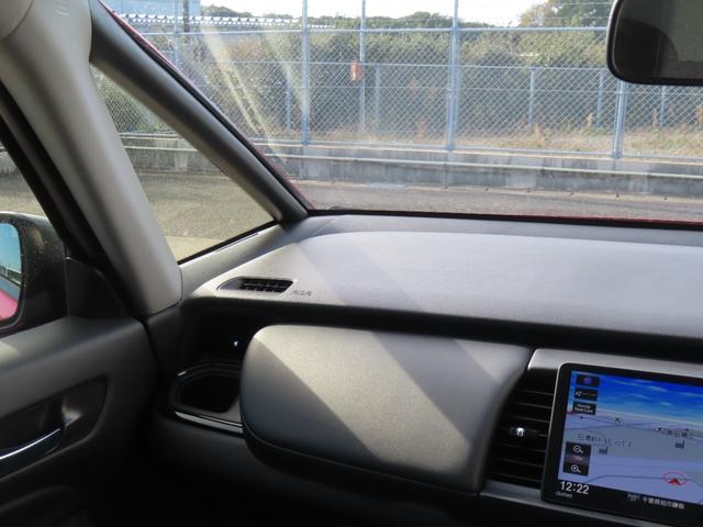 フィット ｅ：ＨＥＶホームブラックスタイル　認定中古車　電子制御パーキングブレーキ　９インチ純正ナビ　バックカメラ　ＥＴＣ　クルーズコントロール　イモビライザー　純正アルミホイール　ＡＢＳ　フルセグ　ＣＤ／ＤＶＤ　ＵＳＢ　Ｂｌｕｅｔｏｏｔｈ対応（43枚目）