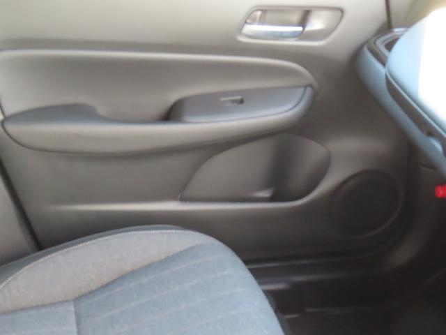 フィット ｅ：ＨＥＶホームブラックスタイル　認定中古車　電子制御パーキングブレーキ　９インチ純正ナビ　バックカメラ　ＥＴＣ　クルーズコントロール　イモビライザー　純正アルミホイール　ＡＢＳ　フルセグ　ＣＤ／ＤＶＤ　ＵＳＢ　Ｂｌｕｅｔｏｏｔｈ対応（50枚目）