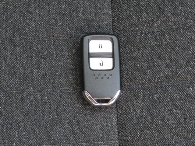 フィット ｅ：ＨＥＶホームブラックスタイル　認定中古車　電子制御パーキングブレーキ　９インチ純正ナビ　バックカメラ　ＥＴＣ　クルーズコントロール　イモビライザー　純正アルミホイール　ＡＢＳ　フルセグ　ＣＤ／ＤＶＤ　ＵＳＢ　Ｂｌｕｅｔｏｏｔｈ対応（53枚目）