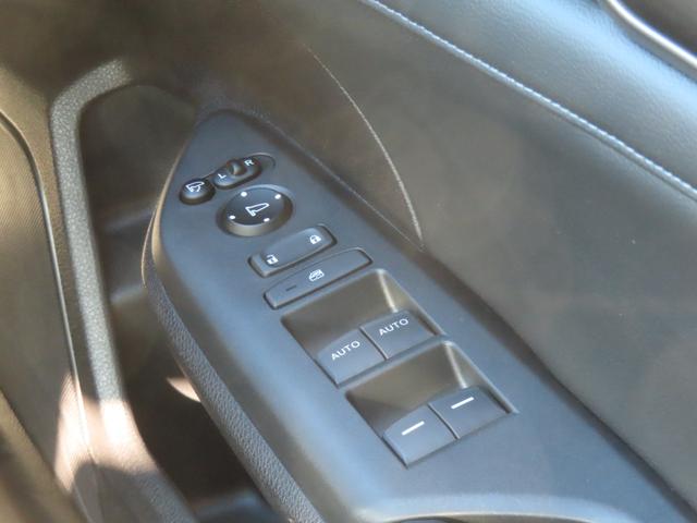 シビック ハッチバック　認定中古車　サンルーフ　電子制御パーキングブレーキ　クルーズコントロール　純正ナビ　ＥＴＣ　バックカメラ　ナビ連動型前後ドライブレコーダー　ＵＳＢ　Ｂｌｕｅｔｏｏｔｈ対応（10枚目）