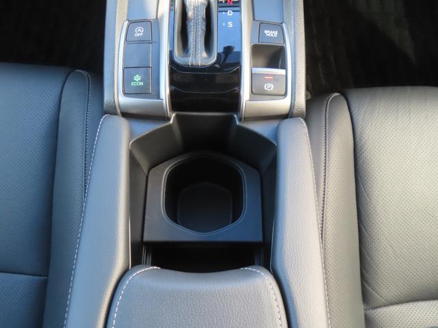 シビック ハッチバック　認定中古車　サンルーフ　電子制御パーキングブレーキ　クルーズコントロール　純正ナビ　ＥＴＣ　バックカメラ　ナビ連動型前後ドライブレコーダー　ＵＳＢ　Ｂｌｕｅｔｏｏｔｈ対応（14枚目）