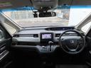 【インパネ周り】広々とした視界性の良い運転席です。ゆったりとした快適な乗り心地で運転できます。タフに使えるツールらしさと高い質感を融合し、モノトーン基調のインテリアカラーに仕立てました。