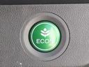 【ECONスイッチ】エンジンやエアコンといった、クルマ全体の動きを燃費優先で自動制御するECONモードに切り替えられます。空調など快適性を優先したいときは、スイッチを押してOFFにできます。