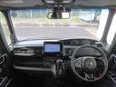 【インパネ周り】広々とした視界性の良い運転席です。ゆったりとした快適な乗り心地で運転できます。漆黒に映えるクロームメッキの輝きが特徴のインテリアです。