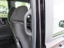【センターピラーグリップ】お子様や年配の方がラクに乗り降りできるように、後部座席の乗車口には手すりがついています。