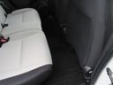 【後部座席のフロアマット】後部座席も純正フロアマット付きです。こちらも大きなスレや傷、汚れなどなくこちらも綺麗な状態です。