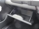 【グローブボックス】車検証入れやボックスティッシュの収納に便利です。