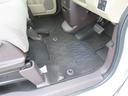 【フロントのフロアマット】前席は純正フロアマット付きです。大きな汚れもなく、使用感も少なめで綺麗な状態です。
