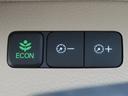 【ＥＣＯＮスイッチ】クルマ全体の動きを燃費優先で自動制御するＥＣＯＮモードに切り替えられます。【イルミネーションコントロールスイッチ】インストルメントパネルの明るさを調節することができます。