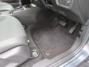 【フロントのフロアマット】前席は純正フロアマット付きです。大きな汚れもなく、使用感も少なめで綺麗な状態です。