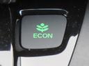 【ＥＣＯＮスイッチ】エンジンやエアコンといった、クルマ全体の動きを燃費優先で自動制御するＥＣＯＮモードに切り替えられます。空調など快適性を優先したいときは、スイッチを押してＯＦＦにできます。