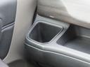 【助手席側ドリンクホルダー】インパネトレーの左端には助手席用のドリンクホルダーがついています。飲み物に嬉しいエアコン吹き出し口前の配置です。