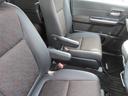 【フロントのアームレスト】前席はアームレスト付きです。肘を置いてゆったりとした姿で運転できます。