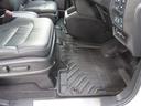 【フロントのフロアマット】前席は純正フロアマット付きです。大きな汚れもなく、使用感も少なめで綺麗な状態です。