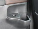 【スライドドア・ボトルホルダー】後部座席の左右ドア下部についているボトルホルダーです。ペットボトル飲料やお気に入りのマグボトルはこちらにどうぞ！