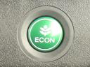 【ＥＣＯＮスイッチ】エンジンやエアコンといった、クルマ全体の動きを燃費優先で自動制御するＥＣＯＮモードに切り替えられます。空調など快適性を優先したいときは、スイッチを押してＯＦＦにできます。