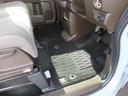【フロントのフロアマット】前席はフロアマット付きです。大きな汚れもなく、使用感も少なめで綺麗な状態です。