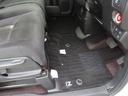 【フロントのフロアマット】前席は純正フロアマット付きです。大きな汚れもなく、使用感も少なめで綺麗な状態です。