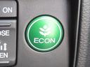 【ECONスイッチ】エンジンやエアコンといった、クルマ全体の動きを燃費優先で自動制御するECONモードに切り替えられます。空調など快適性を優先したいときは、スイッチを押してOFFにできます。