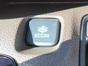 【ＥＣＯＮスイッチ】エンジンやエアコンといった、クルマ全体の動きを燃費優先で自動制御するＥＣＯＮモードに切り替えられます。空調など快適性を優先したいときは、スイッチを押してＯＦＦにできます。